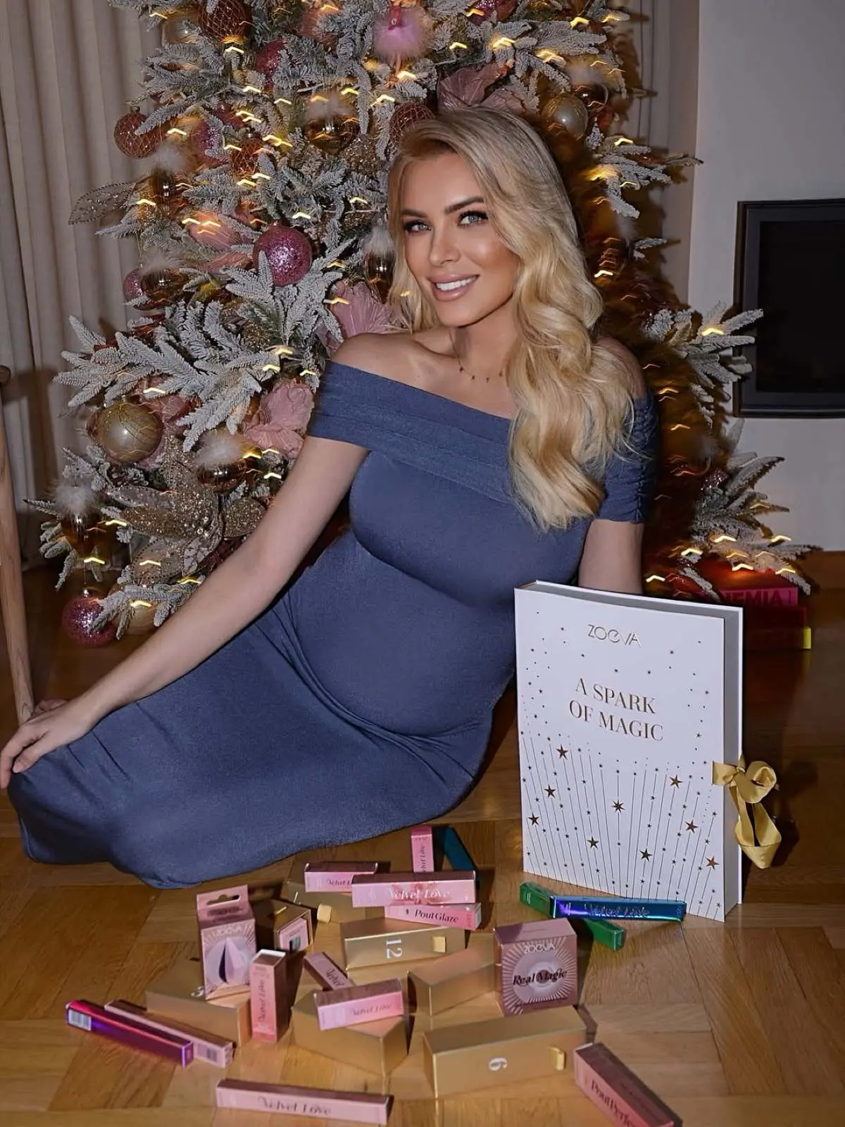 Η Κατερίνα Καινούργιου με φουσκωμένη κοιλίτσα μπροστά στο δέντρο