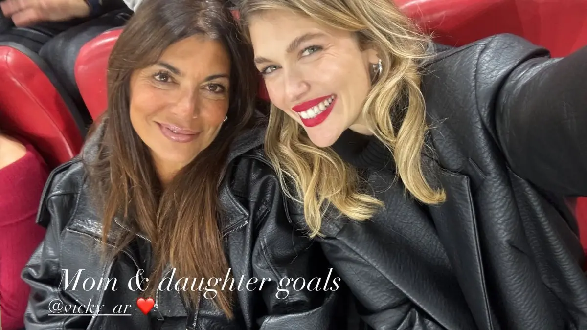 Κλέλια Ανδριολάτου: Αξιοσημείωτη εμφάνιση με την εντυπωσιακή μητέρα της στο γήπεδο 2 Η Κλέλια Ανδριολάτου με τη μητέρα της στο γήπεδο