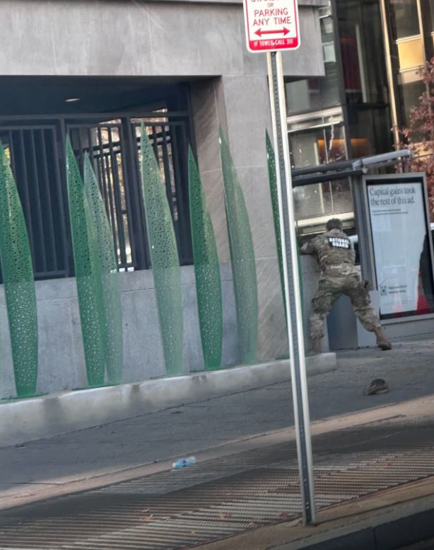 ΗΠΑ: Φρέσκα πλάνα από την επίθεση Αφγανού σε στρατιώτες της Εθνοφρουράς – Αντιμετωπίζει κατηγορίες για ανθρωποκτονία πρώτου βαθμού