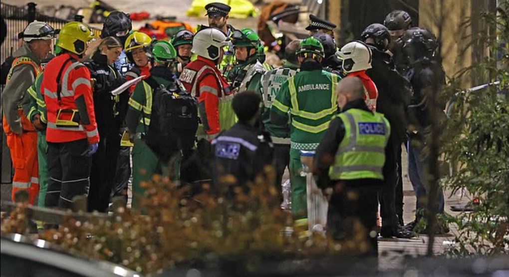 Βρετανία: Δύο ύποπτοι υπό κράτηση για τα μαχαιρώματα στο τρένο – «Σκοτώστε με» κραύγαζε ο ένας – ΒΙΝΤΕΟ