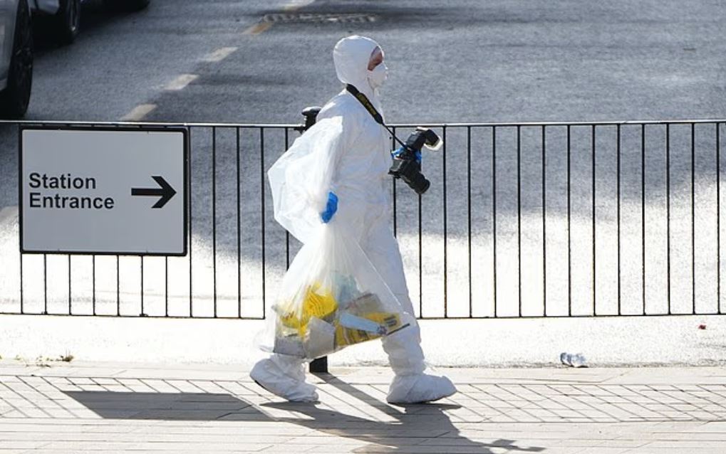 Βρετανία: Δύο ύποπτοι υπό κράτηση για τα μαχαιρώματα στο τρένο – «Σκοτώστε με» κραύγαζε ο ένας – ΒΙΝΤΕΟ