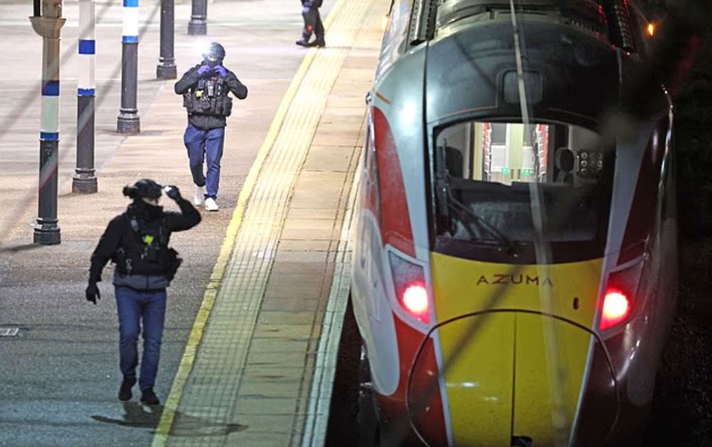 Βρετανία: Δύο ύποπτοι υπό κράτηση για τα μαχαιρώματα στο τρένο – «Σκοτώστε με» κραύγαζε ο ένας – ΒΙΝΤΕΟ