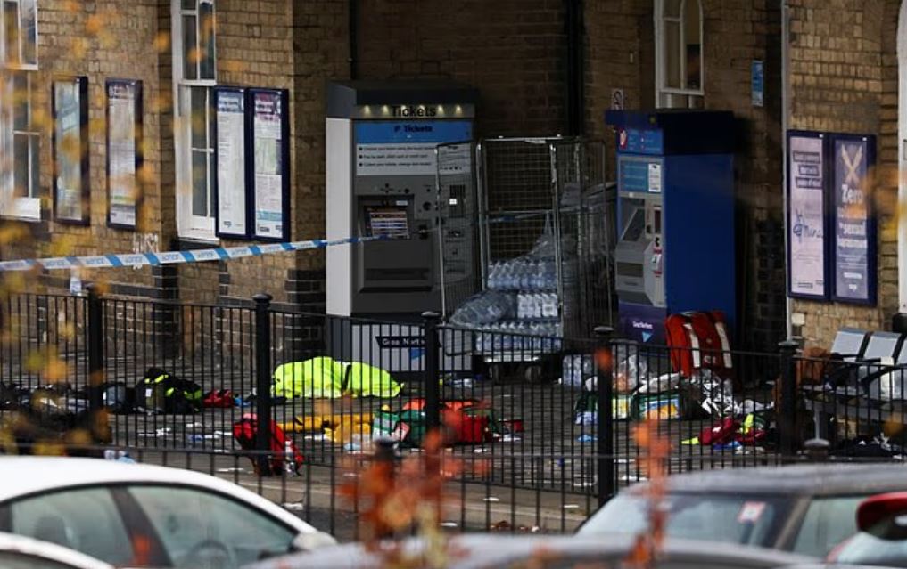 Βρετανία: Δύο ύποπτοι υπό κράτηση για τα μαχαιρώματα στο τρένο – «Σκοτώστε με» κραύγαζε ο ένας – ΒΙΝΤΕΟ