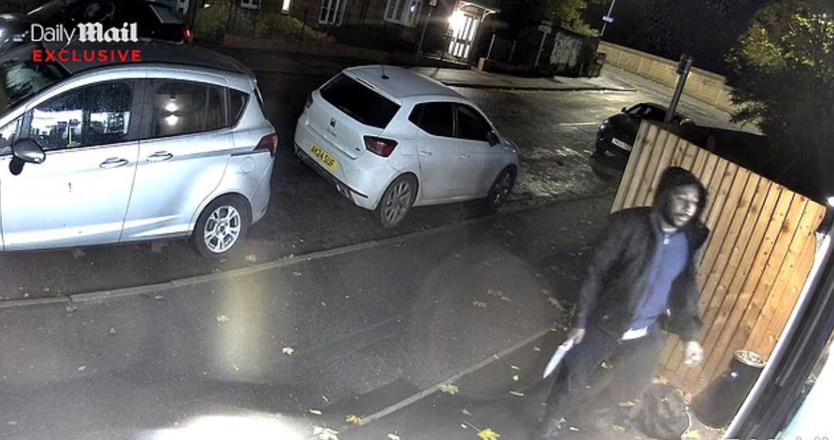 Βρετανία: Η στιγμή που ο δράστης της επίθεσης σε τρένο εισβάλλει σε κουρείο με μαχαίρι – Η αστυνομία τον συνδέει με τρεις ακόμα επιθέσεις 4 Βρετανία: Η στιγμή που ο δράστης της επίθεσης σε τρένο εισβάλλει σε κουρείο με μαχαίρι – Η αστυνομία τον συνδέει με τρεις ακόμα επιθέσεις