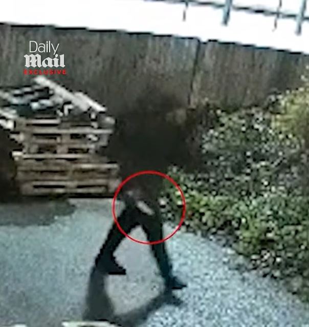 Βρετανία: Η στιγμή που ο δράστης της επίθεσης σε τρένο εισβάλλει σε κουρείο με μαχαίρι – Η αστυνομία τον συνδέει με τρεις ακόμα επιθέσεις 3 Βρετανία: Η στιγμή που ο δράστης της επίθεσης σε τρένο εισβάλλει σε κουρείο με μαχαίρι – Η αστυνομία τον συνδέει με τρεις ακόμα επιθέσεις