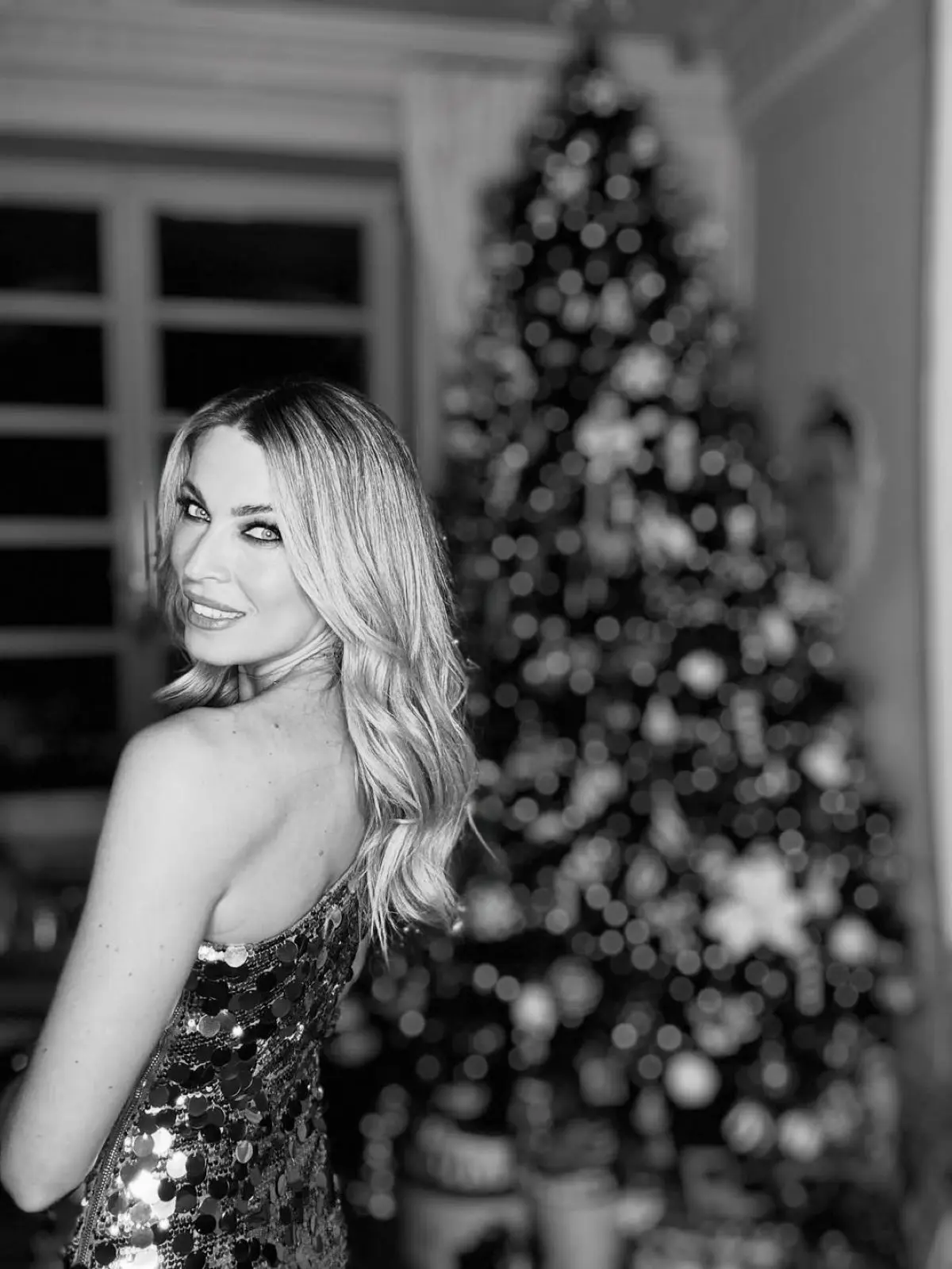 Η Μαριέττα Χρουσαλά μπροστά στο Χριστουγεννιάτικο δέντρο