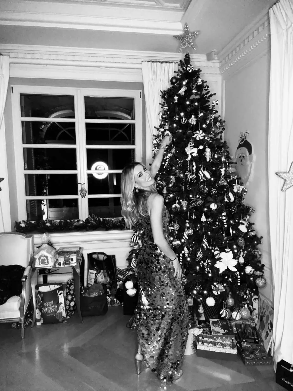 Η Μαριέττα Χρουσαλά μπροστά στο Χριστουγεννιάτικο δέντρο