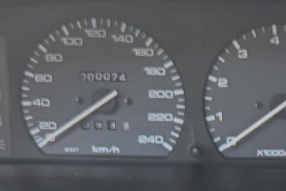 Αυτοκίνητο 35 ετών, υπόδειγμα αξιοπιστίας, σταματά στα 74 χιλιόμετρα 17 Mazda-323-1990-(11)