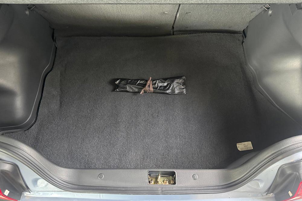 Αυτοκίνητο 35 ετών, υπόδειγμα αξιοπιστίας, σταματά στα 74 χιλιόμετρα 18 Mazda 323 1990 (8)