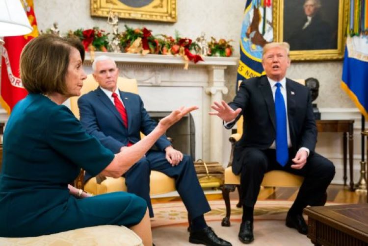 Πελόζι: Η πολιτικός που αντιπαρατέθηκε με τον Τραμπ όσο κανείς άλλος – Το ειρωνικό χειροκρότημα, το σκίσιμο της ομιλίας του και οι συγκρούσεις μέχρι τέλους