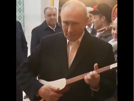 Πούτιν: Παρέκαμψε την πολιτική για λίγο και ασχολήθηκε με τη μουσική – Βίντεο από την προσπάθειά του να παίξει κομούζ στο Κιργιστάν