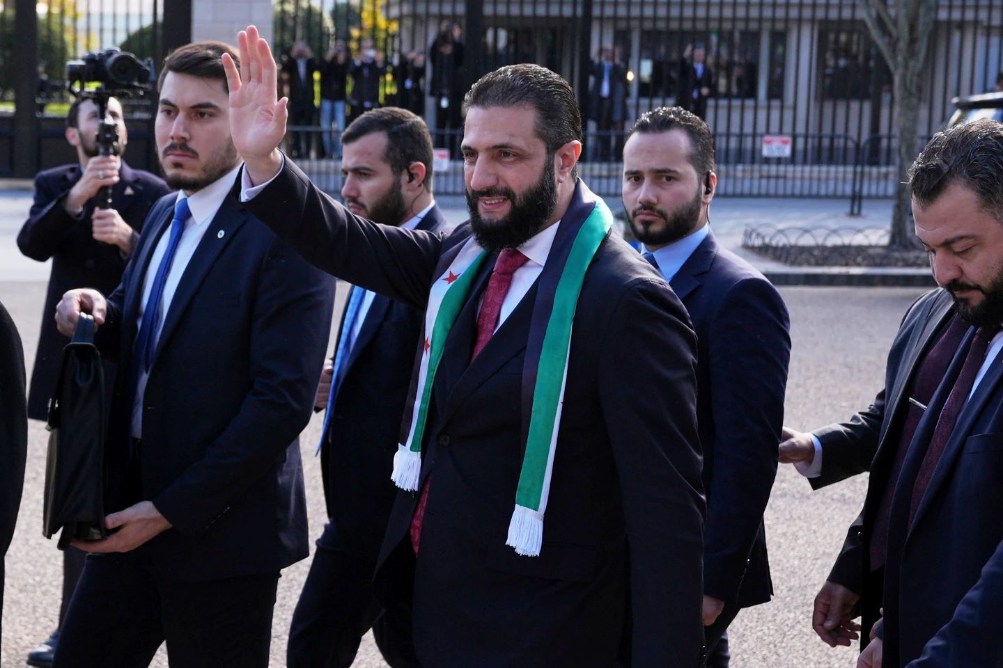 Συρία: Προσχωρεί στον αντιτζιχαντιστικό συνασπισμό μετά τη συνάντηση Τραμπ-αλ Σάρα στον Λευκό Οίκο