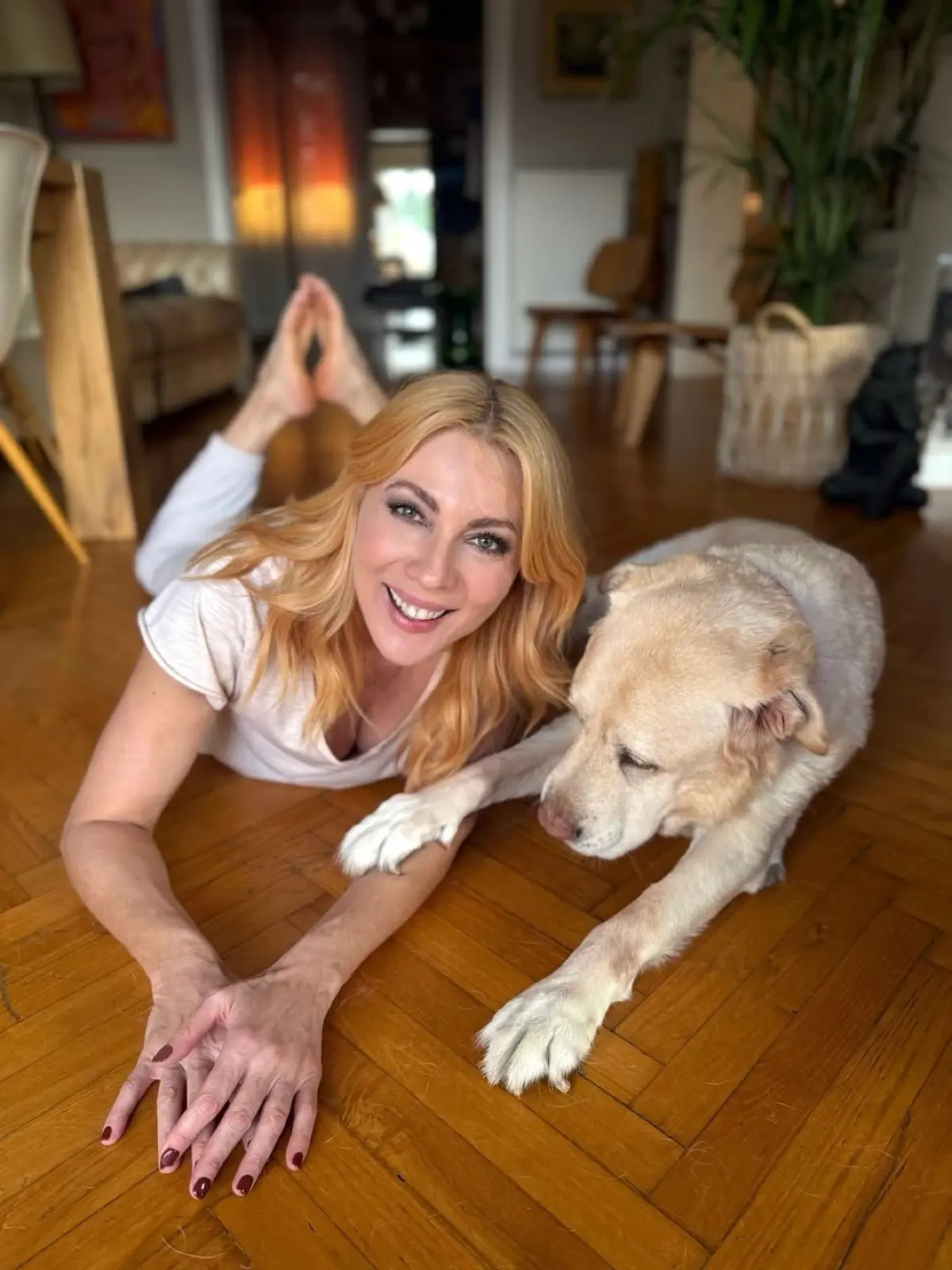 Η Σμαράγδα Καρύδη με τον σκύλο της