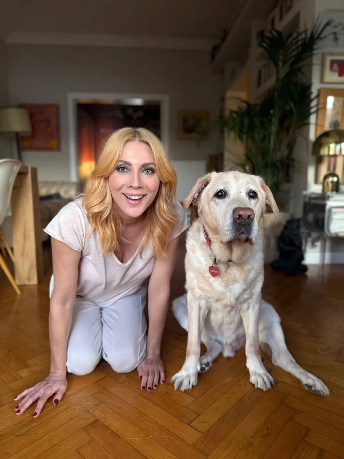 Η Σμαράγδα Καρύδη με τον σκύλο της