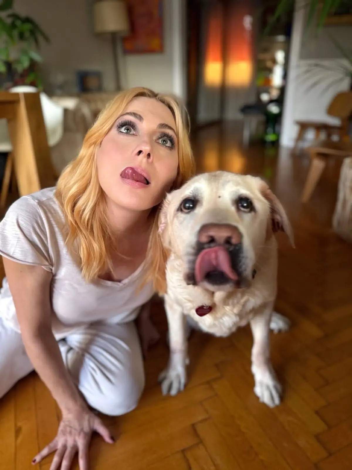 Η Σμαράγδα Καρύδη με τον σκύλο της