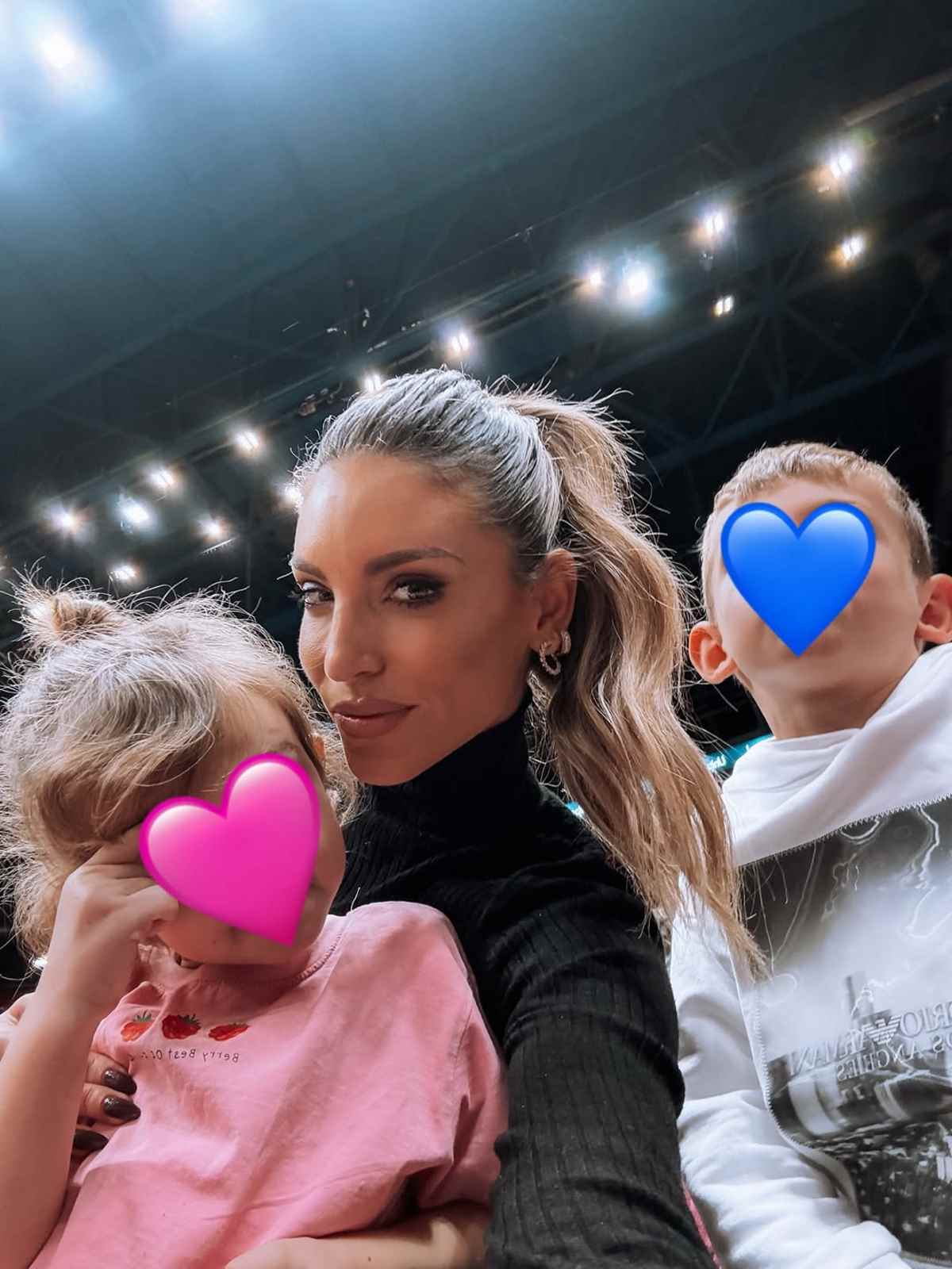 Οικονομάκου: Πρώτη φορά φωτογραφίζεται με τον Τσερέλα και τα παιδιά της – Στιγμιότυπα από το Μιλάνο 20 Η Αθηνά Οικονομάκου με τα παιδιά της