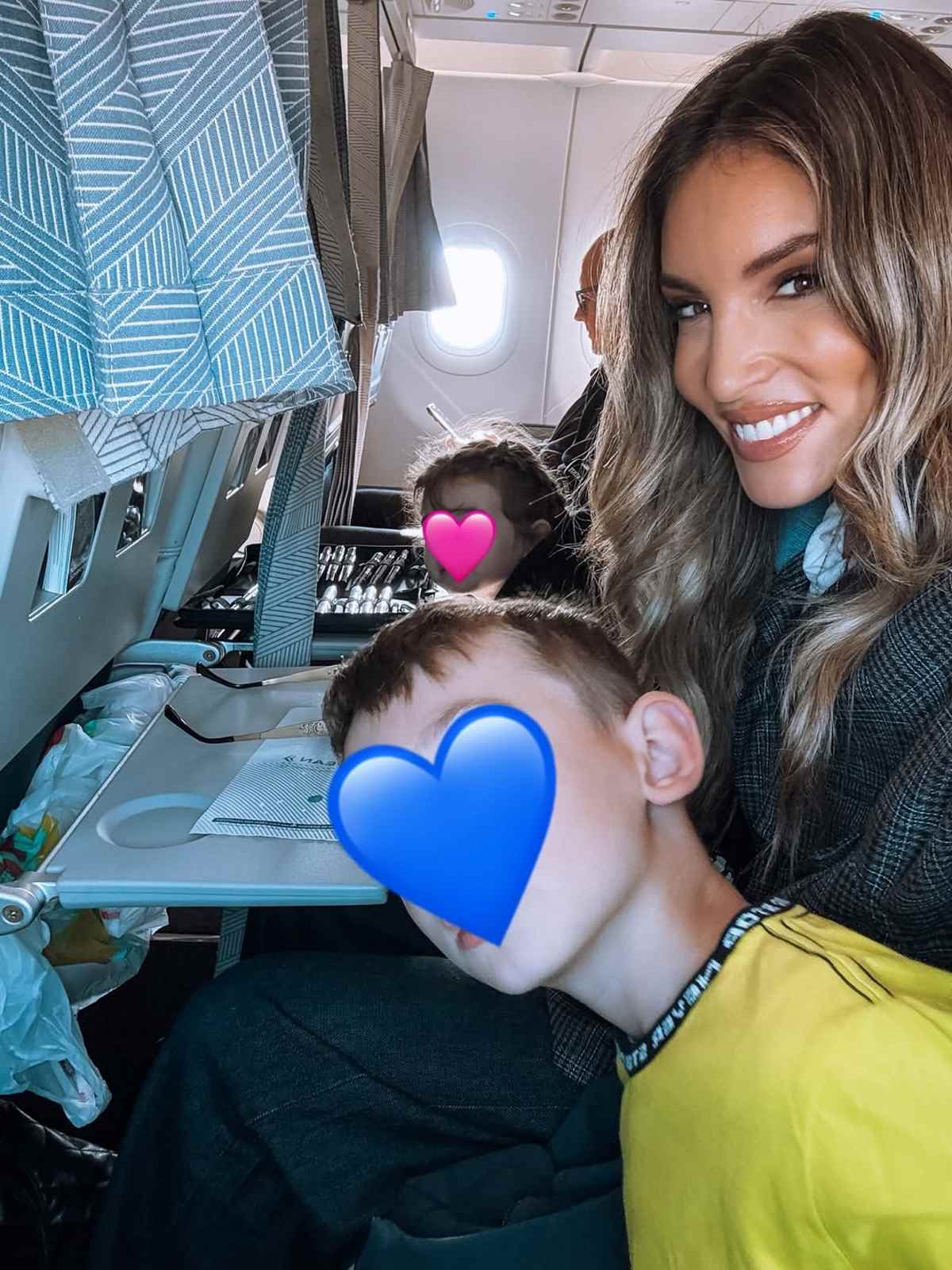 Οικονομάκου: Πρώτη φορά φωτογραφίζεται με τον Τσερέλα και τα παιδιά της – Στιγμιότυπα από το Μιλάνο 22 Η Αθηνά Οικονομάκου με τα παιδιά της στο αεροπλάνο