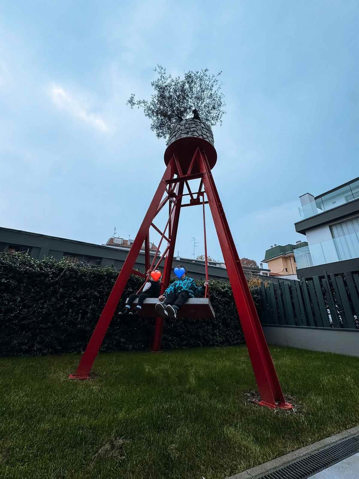 Οικονομάκου: Πρώτη φορά φωτογραφίζεται με τον Τσερέλα και τα παιδιά της – Στιγμιότυπα από το Μιλάνο 24 Τα παιδιά της Αθηνάς Οικονομάκου παίζουν στις κούνιες