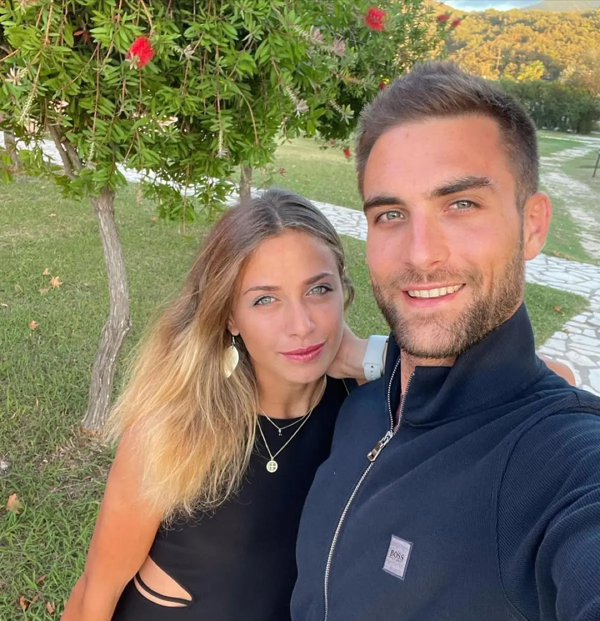 Ο Στέφανος Ντούσκος με την αρραβωνιαστικιά του