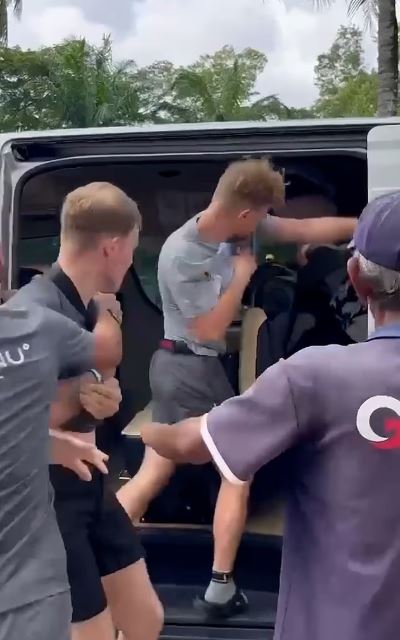 Ταϊλάνδη: Ξενάγηση με λεωφορείο εξελίχθηκε σε αγώνα πυγμαχίας – Βρετανός επιτέθηκε σε Άραβα που έβαλε τα πόδια στο κεφάλι του