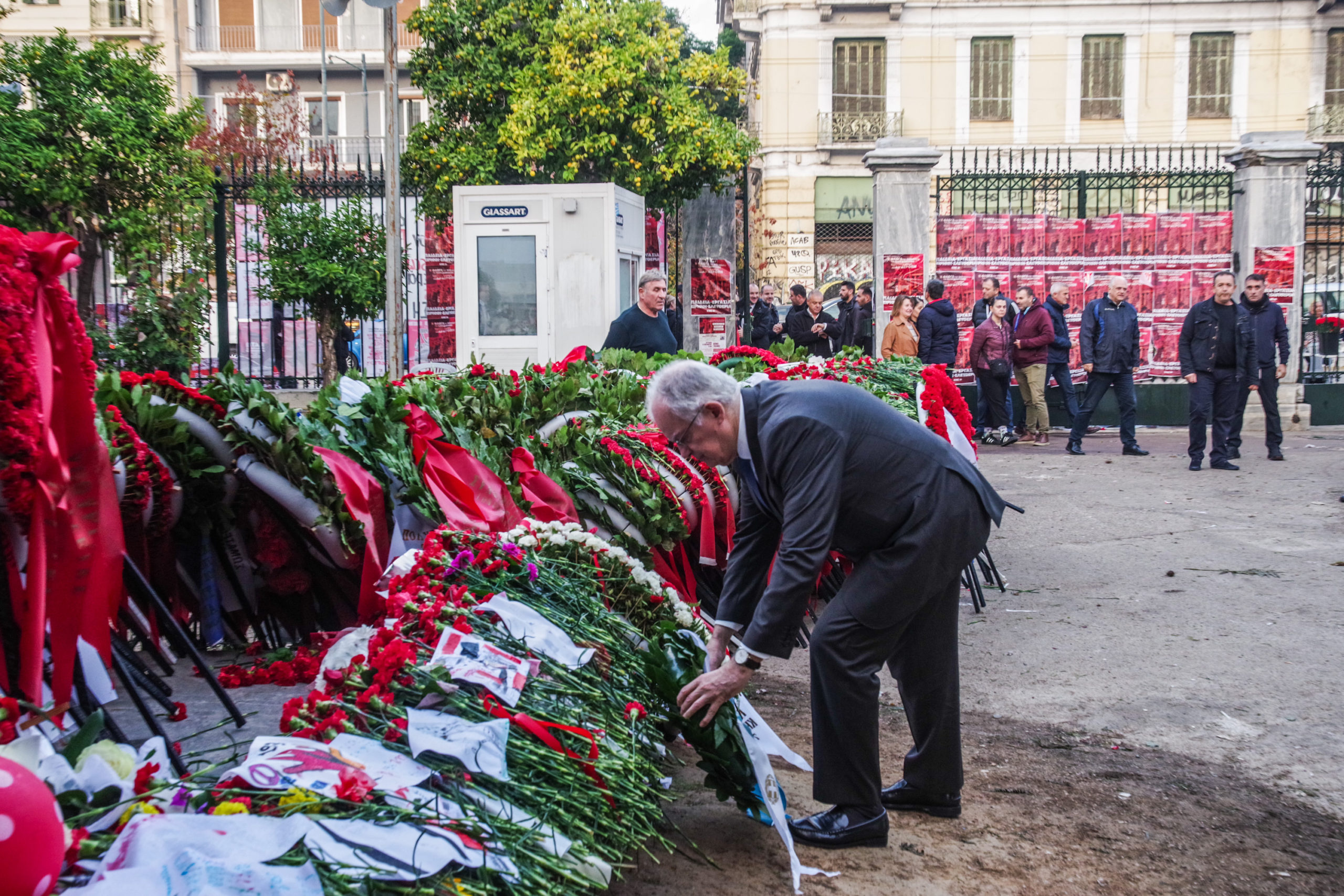 Στεφάνι στο Πολυτεχνείο τοποθέτησε ο Κωνσταντίνος Τασούλας: «Υπεύθυνη, λαϊκή και συνεχής διεκδίκηση της Δημοκρατίας και της ελευθερίας»
