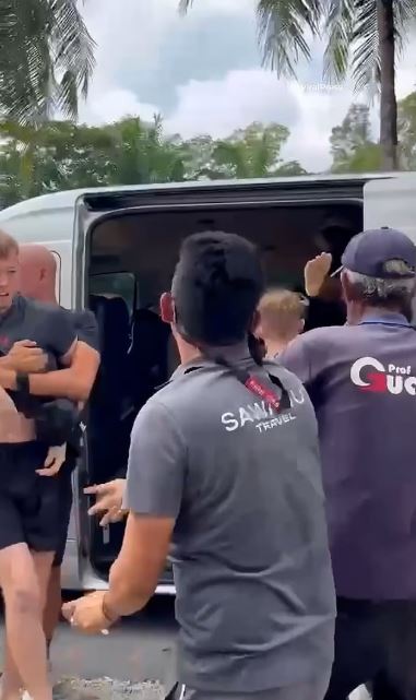 Ταϊλάνδη: Ξενάγηση με λεωφορείο εξελίχθηκε σε αγώνα πυγμαχίας – Βρετανός επιτέθηκε σε Άραβα που έβαλε τα πόδια στο κεφάλι του