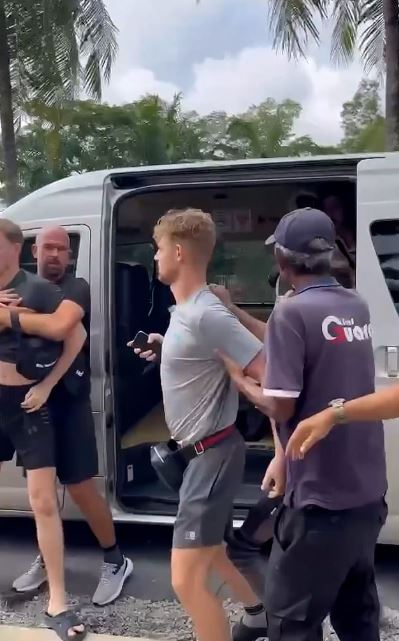 Ταϊλάνδη: Ξενάγηση με λεωφορείο εξελίχθηκε σε αγώνα πυγμαχίας – Βρετανός επιτέθηκε σε Άραβα που έβαλε τα πόδια στο κεφάλι του