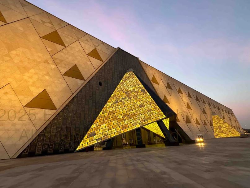 Με λαμπερή τελετή άνοιξε το Μεγάλο Αιγυπτιακό Μουσείο – Ο τάφος του Τουταγχαμών, η Στήλη της Ροζέττας και το αίτημα για επαναπατρισμό κλεμμένων θησαυρών