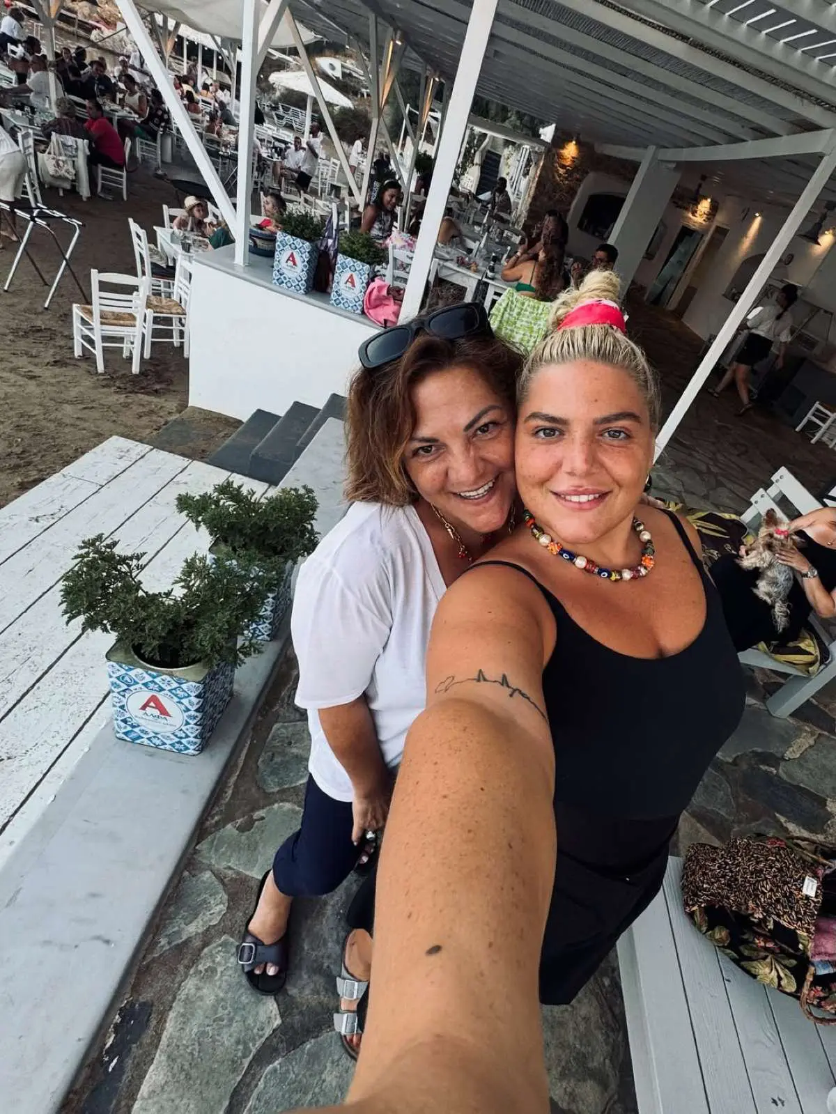 Επέτειος για τη Βίκυ Σταυροπούλου – Οι συγκινητικές ευχές της Δανάης Μπάρκα: «Όταν δεν είχες λεφτά, έβαζες μουσική να μην ακούω τα δάκρυά σου» 3 Βίκυ Σταυροπούλου, Δανάη Μπάρκα