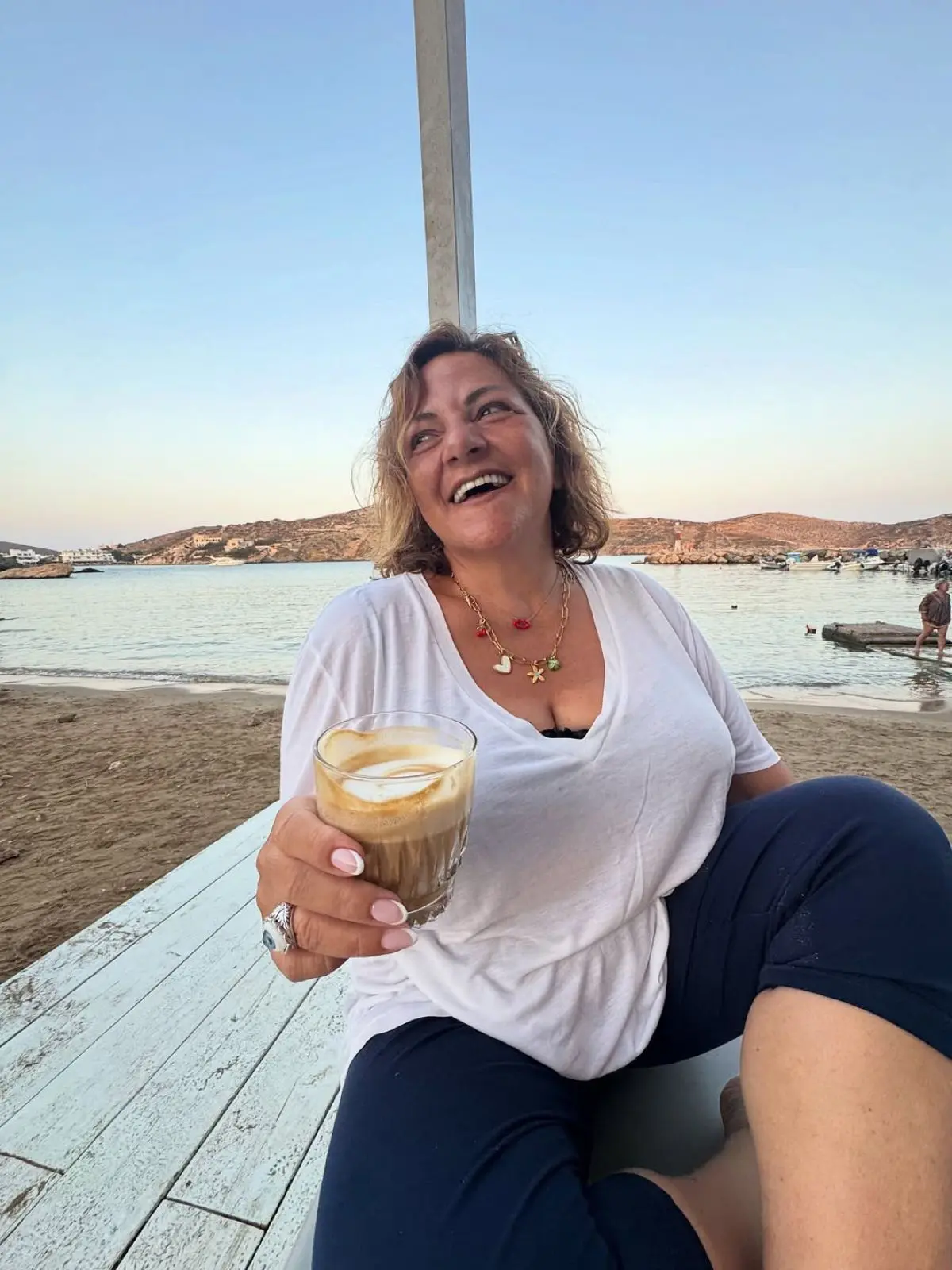 Επέτειος για τη Βίκυ Σταυροπούλου – Οι συγκινητικές ευχές της Δανάης Μπάρκα: «Όταν δεν είχες λεφτά, έβαζες μουσική να μην ακούω τα δάκρυά σου» 4 Βίκυ Σταυροπούλου