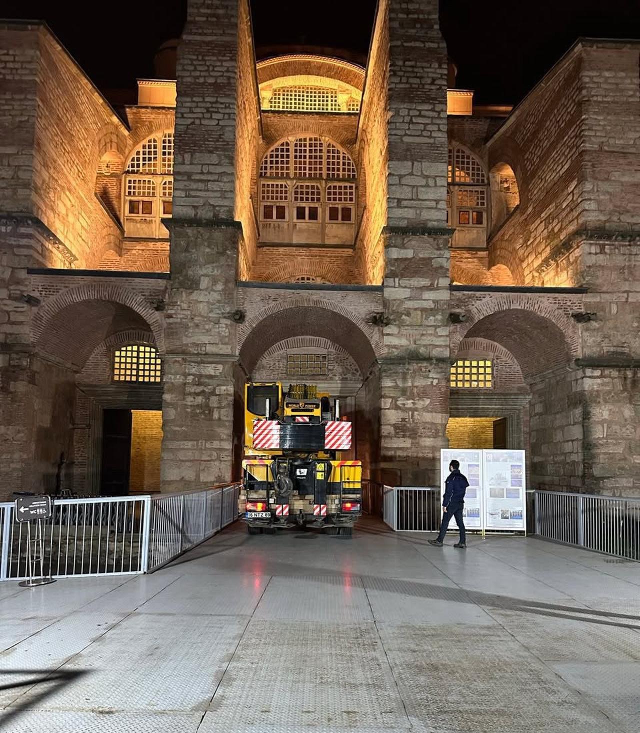 Αγία Σοφία: Έντονες αντιδράσεις για τα φορτηγά που κατέστρεψαν το ιστορικό δάπεδο – Υπό εξέταση οι εργασίες αποκατάστασης του μνημείου 8 Αγία Σοφία