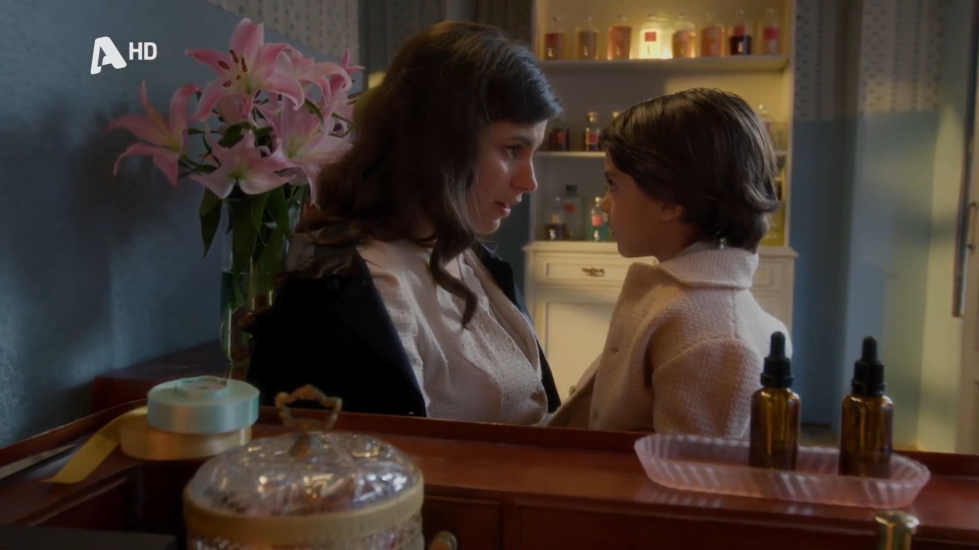 agios-erotas-i-chloi-niothei-aschima-gia-to-theatro-poy-paizei-mprosta-sti-mikri-eleytheria-alla-o-argyris-tis-thymizei-pos-kanoyn-to-sosto-1763559577