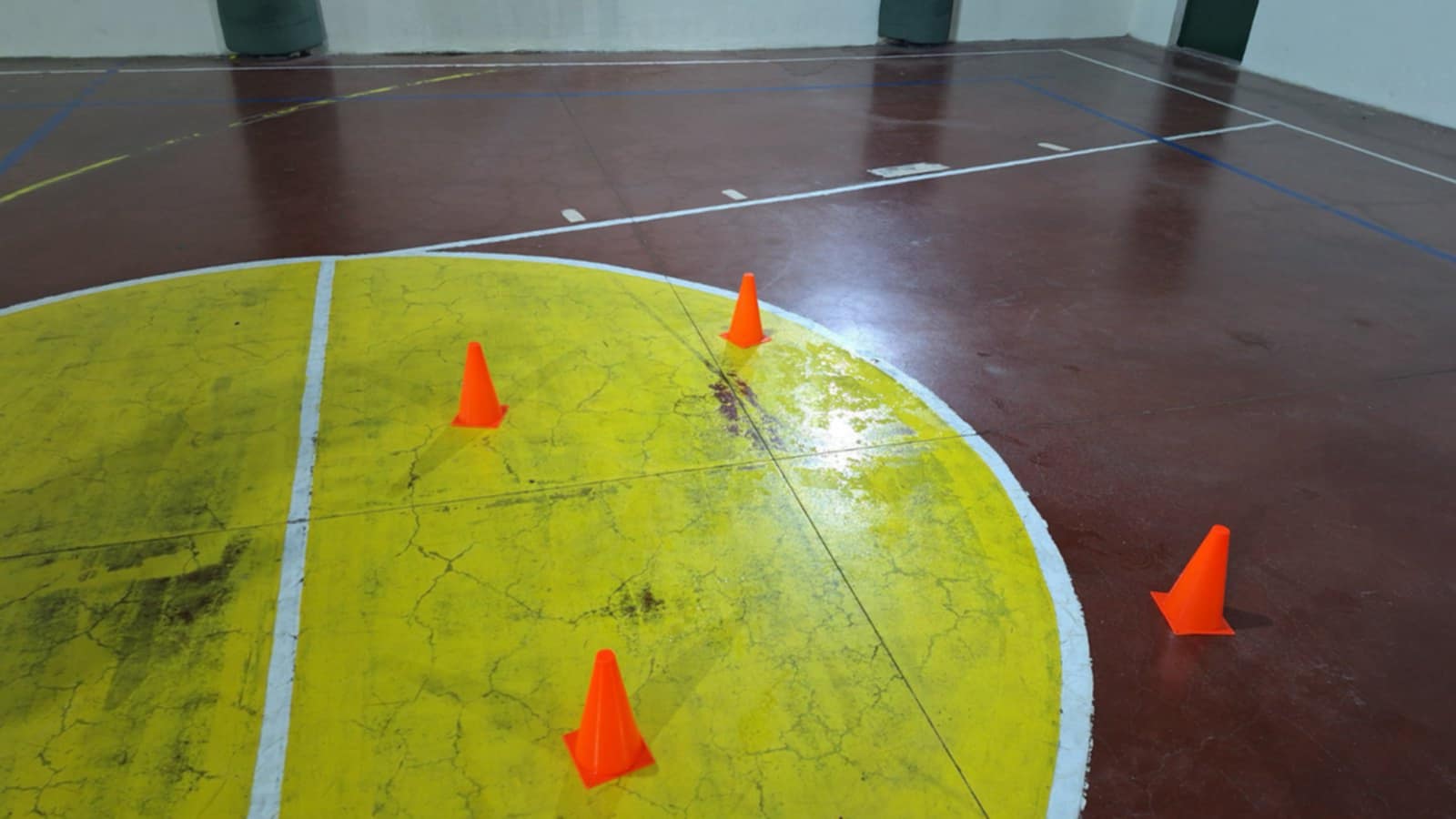 Κακοκαιρία στο Αγρίνιο: «Χείμαρροι λάσπης» και δυσκολίες στους δρόμους από την έντονη βροχόπτωση – Δείτε φωτογραφίες 6 Κλειστό γήπεδο μπάσκετ