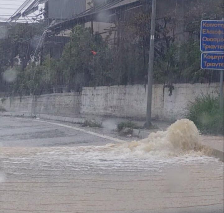 Κακοκαιρία στο Αγρίνιο: «Χείμαρροι λάσπης» και δυσκολίες στους δρόμους από την έντονη βροχόπτωση – Δείτε φωτογραφίες 5 Πλημμυρισμένοι δρόμοι στο Αγρίνιο
