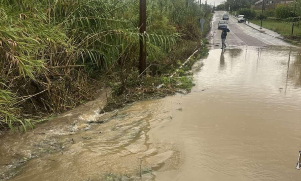 Κακοκαιρία στο Αγρίνιο: «Χείμαρροι λάσπης» και δυσκολίες στους δρόμους από την έντονη βροχόπτωση – Δείτε φωτογραφίες 4 Πλημμυρισμένοι δρόμοι στο Αγρίνιο