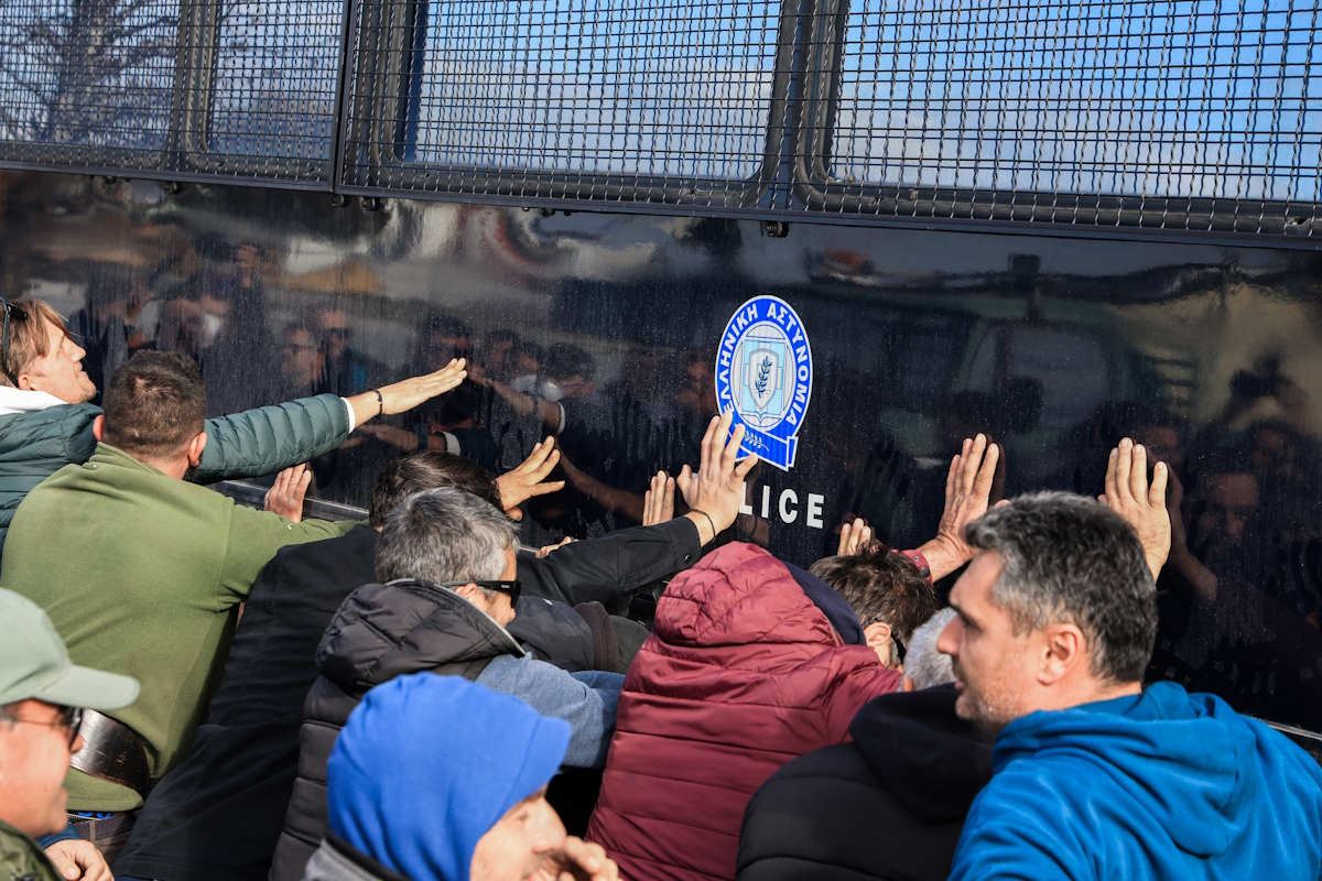 Μπλόκο αγροτών και κτηνοτρόφων από τη Λάρισα, την Ελασσόνα, τον Τύρναβο, την Αγιά και τα Φάρσαλα και την Μαγνησία με τρακτέρ και αγροτικά μηχανήματα στον κόμβο της Εθνικής Οδού στη Νίκαια Λάρισας, Κυριακή 30 Νοεμβρίου 2025