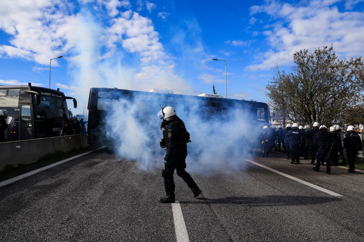 Μπλόκο αγροτών και κτηνοτρόφων από τη Λάρισα, την Ελασσόνα, τον Τύρναβο, την Αγιά και τα Φάρσαλα και την Μαγνησία με τρακτέρ και αγροτικά μηχανήματα στον κόμβο της Εθνικής Οδού στη Νίκαια Λάρισας, Κυριακή 30 Νοεμβρίου 2025