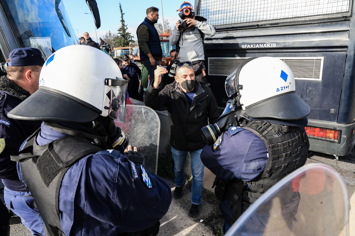 Μπλόκο αγροτών και κτηνοτρόφων από τη Λάρισα, την Ελασσόνα, τον Τύρναβο, την Αγιά και τα Φάρσαλα και την Μαγνησία με τρακτέρ και αγροτικά μηχανήματα στον κόμβο της Εθνικής Οδού στη Νίκαια Λάρισας, Κυριακή 30 Νοεμβρίου 2025