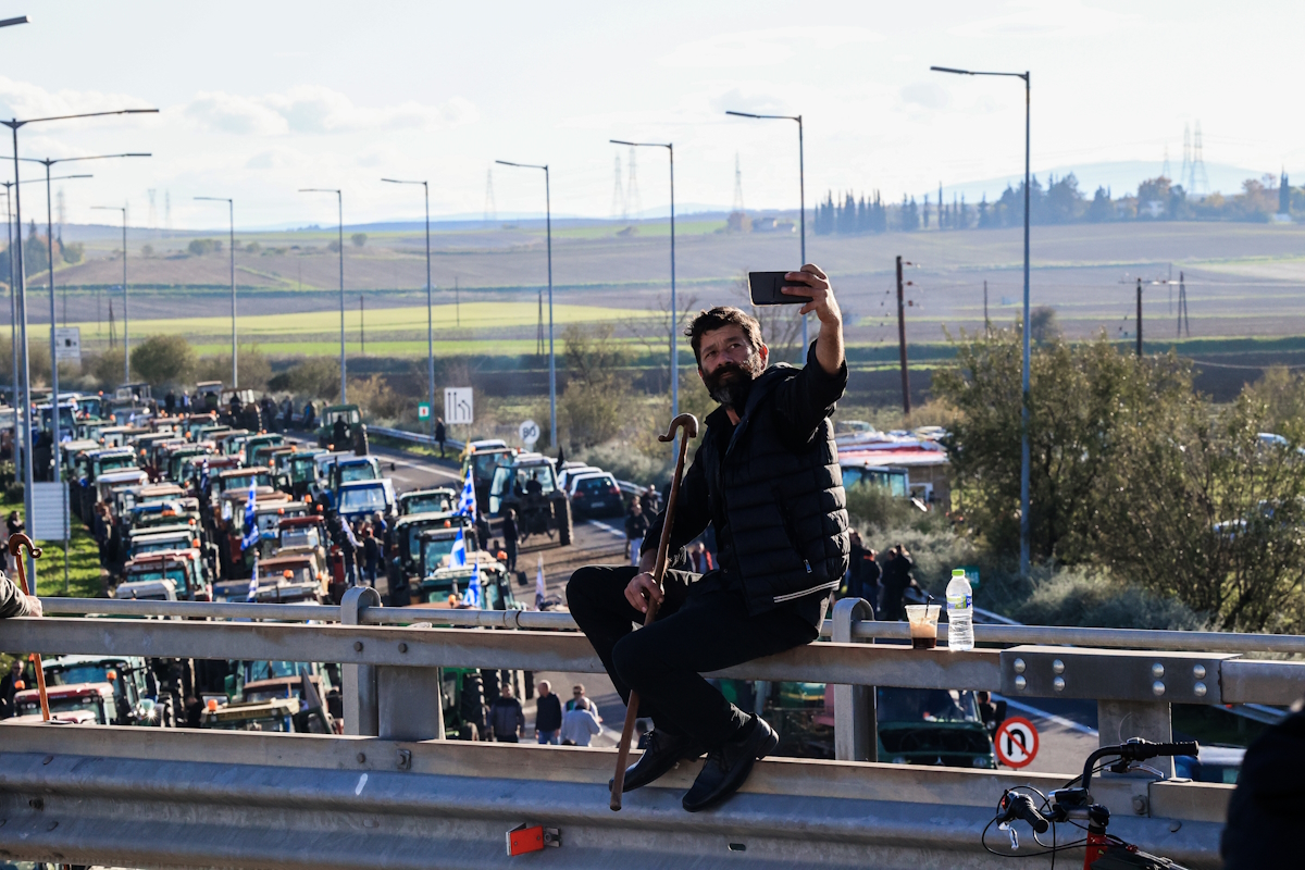 Μπλόκο αγροτών και κτηνοτρόφων από τη Λάρισα, την Ελασσόνα, τον Τύρναβο, την Αγιά και τα Φάρσαλα και την Μαγνησία με τρακτέρ και αγροτικά μηχανήματα στον κόμβο της Εθνικής Οδού στη Νίκαια Λάρισας, Κυριακή 30 Νοεμβρίου 2025