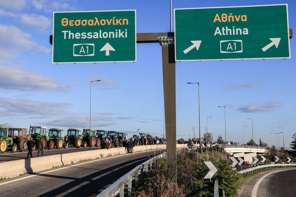 Μπλόκο αγροτών και κτηνοτρόφων στον κόμβο της Εθνικής Οδού στη Νίκαια Λάρισας 