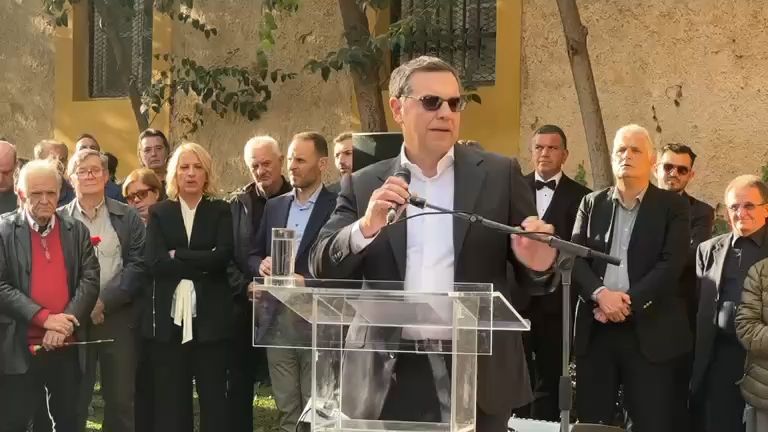 aleksis-tsipras-stin-politiki-kideia-toy-alekoy-flampoyrari-1763645442