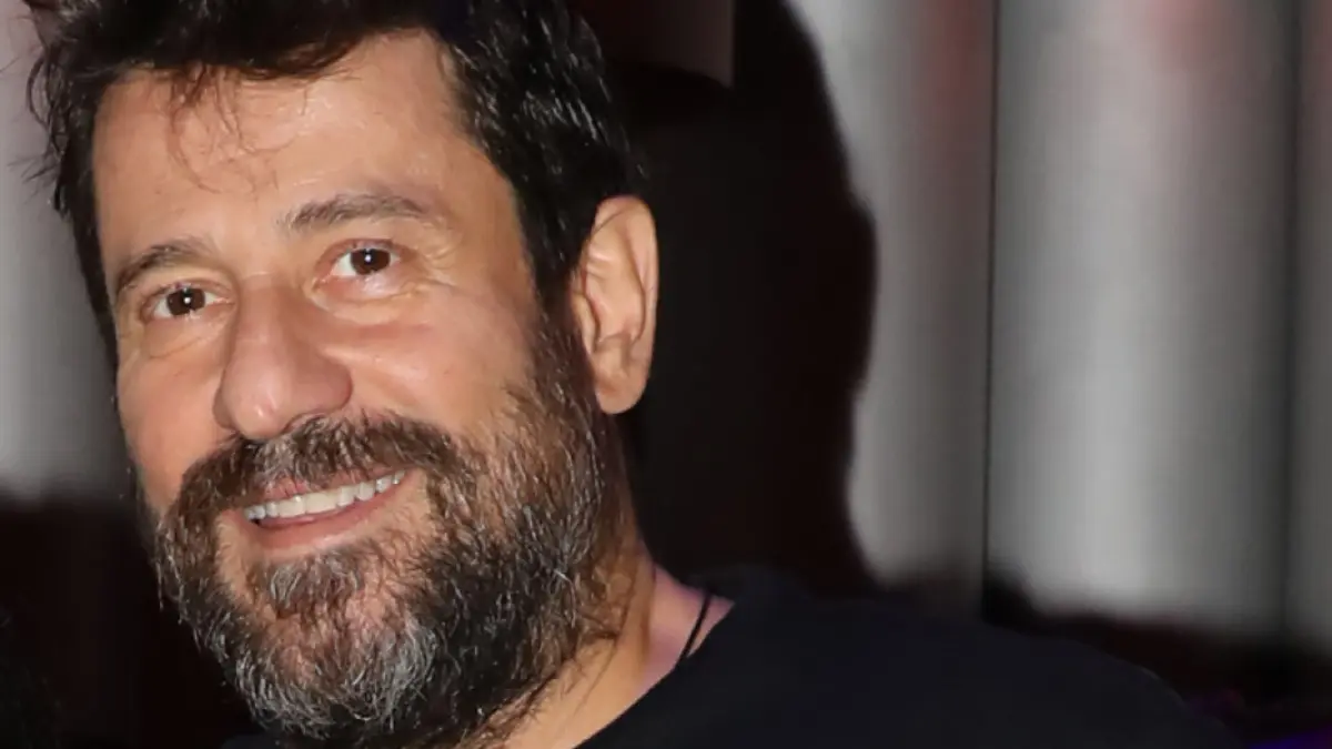 Κώστας Τσουρός: «Έχω βιώσει φθόνο από συναδέλφους, μου έδειχναν φιλία ενώ με υπονόμευαν» 4 Ο Αλέξης Γεωργούλης με μούσια