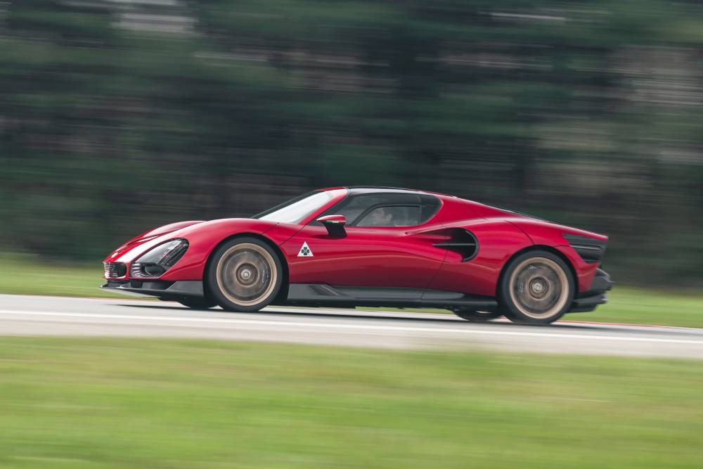 Η Alfa Romeo 33 Stradale αγγίζει ταχύτητες άνω των 330 χλμ./ώρα