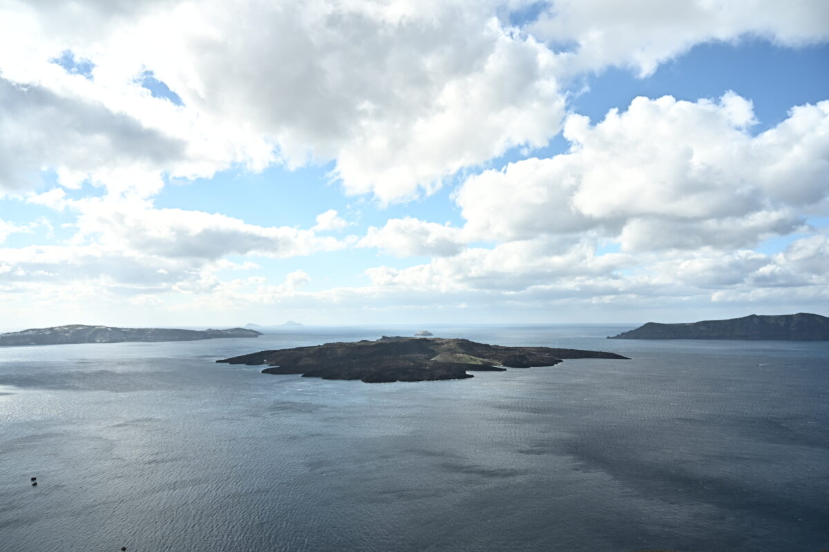 Σαντορίνη: Ένα «ρεύμα» μάγματος πίσω από τη σεισμική αναταραχή του 2025