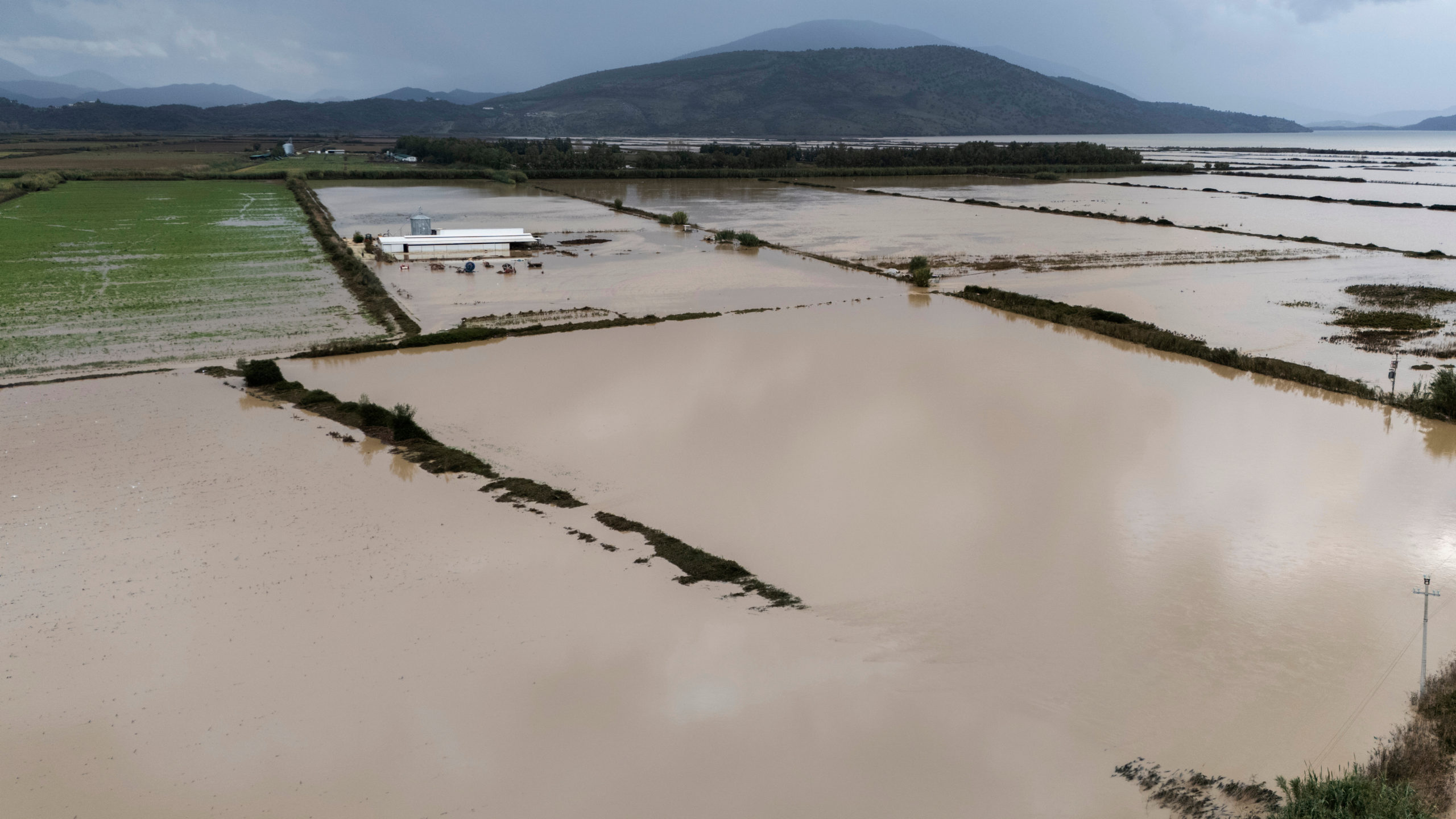 Θύμα από καταστροφικές πλημμύρες στην Αλβανία – Εκατοντάδες κάτοικοι απομακρύνθηκαν άμεσα από τα σπίτια τους