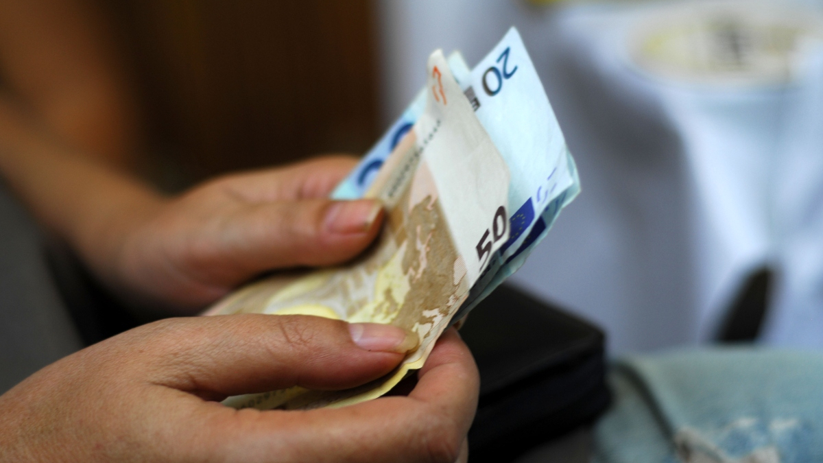 Φόροι και ακρίβεια: Οι Έλληνες παλεύουν να τα βγάλουν πέρα – Ξοδεύουν περισσότερα απ’ όσα κερδίζουν
