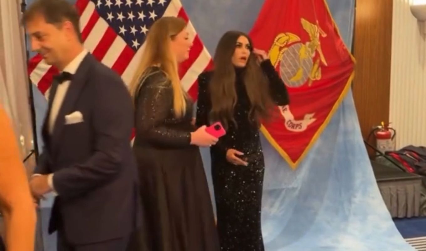 Bίντεο της Κίμπερλι Γκίλφοϊλ μέσα από τον χώρο της δεξίωσης για την 250ή επέτειο των πεζοναυτών