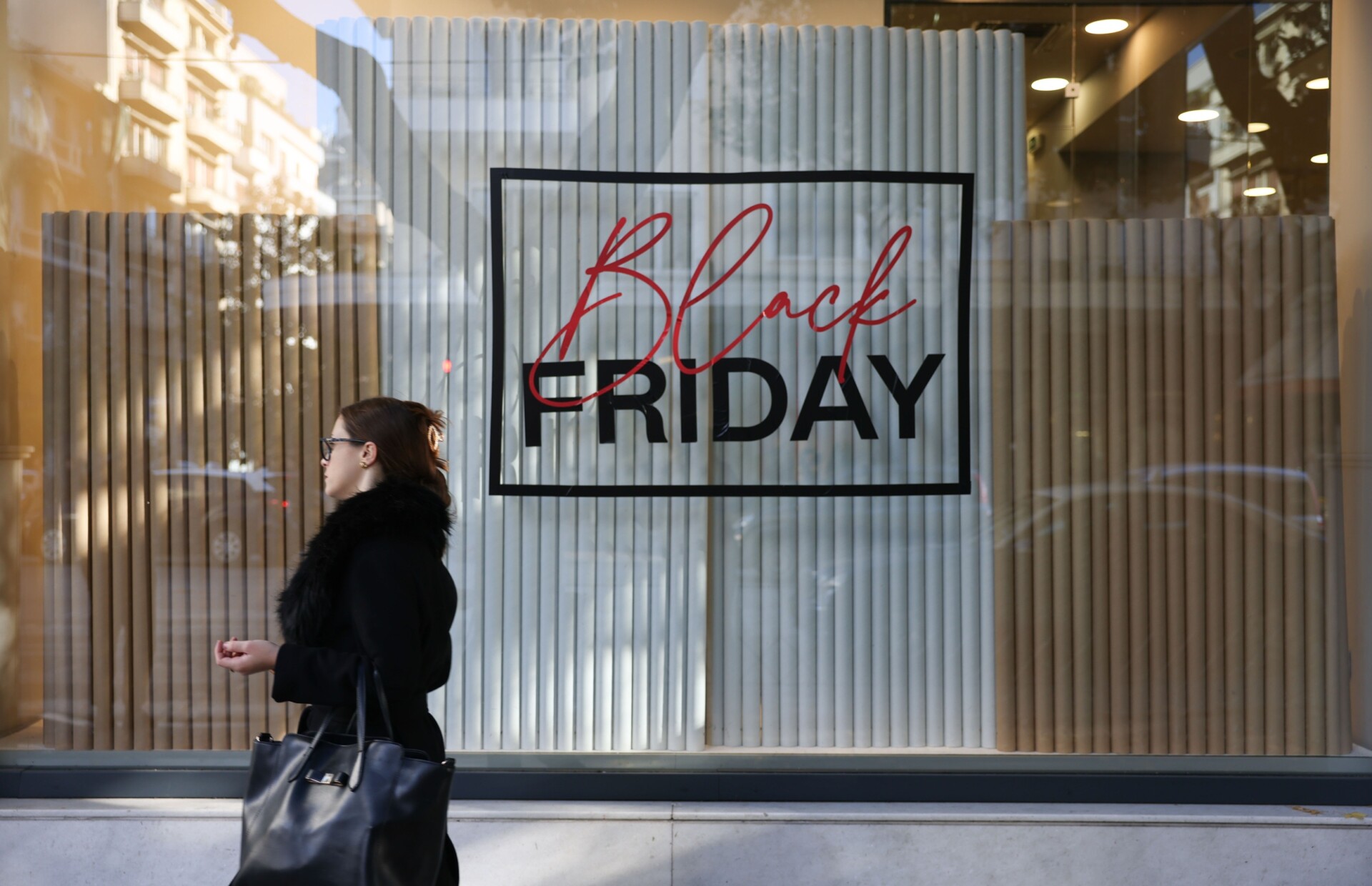 Η αγορά σε ρυθμούς Black Friday και Cyber Monday: Καταστήματα ανοιχτά την Κυριακή – Τι να προσέξουν οι καταναλωτές