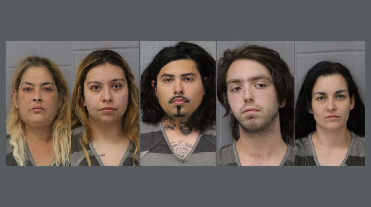 Τρόμος στο Τέξας: Οικογένεια κακοποιούσε και κρατούσε αλυσοδεμένη γυναίκα στην αυλή – «Διασκέδαζαν» μαζί της για μήνες