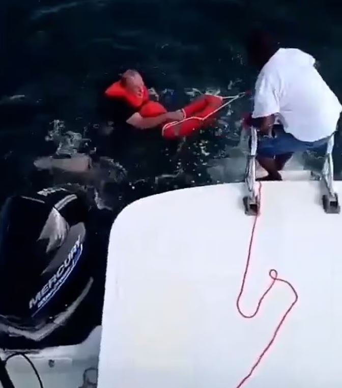 Πανικός στη θάλασσα: Καταμαράν με 55 επιβάτες βυθίστηκε – Βίντεο από τις διασώσεις 4 Πανικός στη θάλασσα: Καταμαράν με 55 επιβάτες βυθίστηκε – Βίντεο από τις διασώσεις